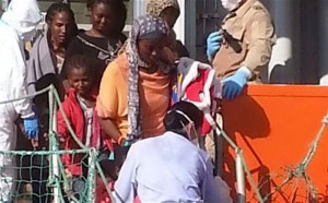 Migranti_sbarcano a Cagliari il 22 agosto 2015