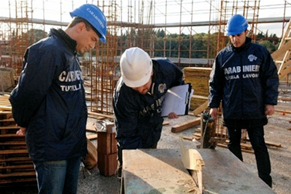 carabinieri_Nil mentre coltrollano cantiere per lavoratori se in regola.2