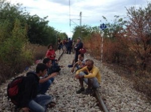 migranti a terra lungo la ferrovia del confine macedone