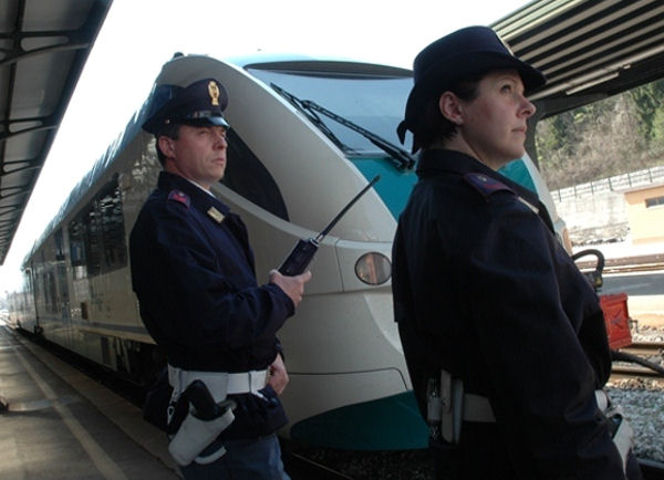 agenti della polizia ferroviarie in servizio nelle stazioni 3