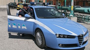 pantera polizia con agenti pronti a scattare