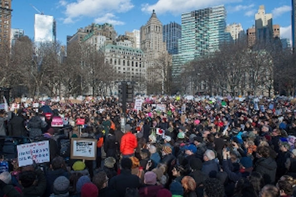 folle eceaniche contro trump in America