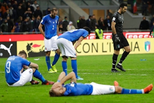 Giocatori a San Siro dopo la disfatta per la qualificazione ai mondiali.