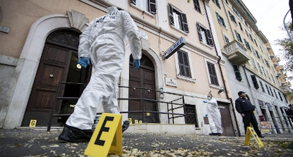 ordigno rudimentale davanti a caserma carabinieri a Roma