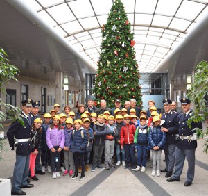 agenti della polizia ferroviaria con alunni in visita