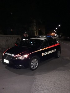 carabinieri sul luogo dell'incendio di alcune vettura a Cagliari