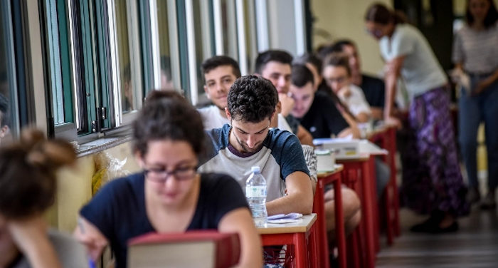 studenti durante la maturita'
