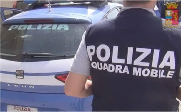 agenti della squadra Mobile della Polizia di stato