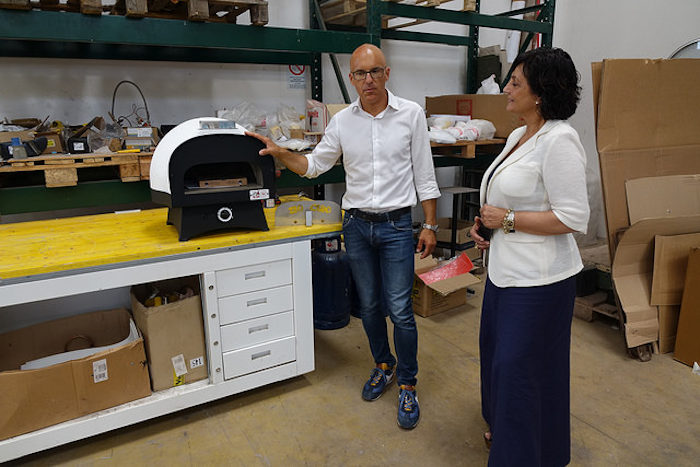 Piras in visita azienda produttrice forni a legna
