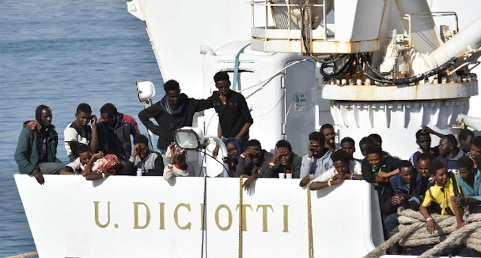 migranti_litte nel governo. la nave militare Dicioti in porto con 70 clandestini
