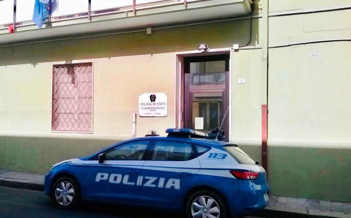 Auto polizia davanti commissariato di ps di quartu