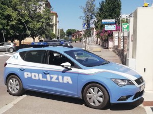 Volante commissariato polizia carbonia