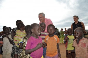 Adjumani (uganda)_assessore Filippo Spanu visita un villaggio del Madi-West Nile.