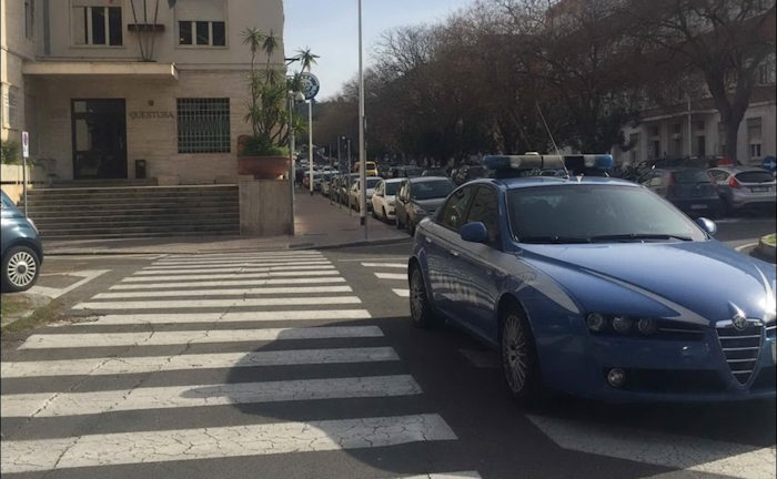 auto polizia davanti a questura di Cagliari