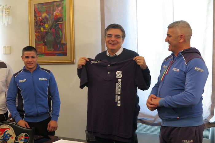 Consegna maglia Ganau_cerimonia riconoscimento sportivo a Federico Serra
