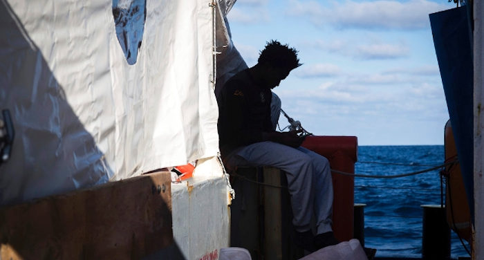 Emergenza profughi a bordo delle navi_migranti rifiutano cibo