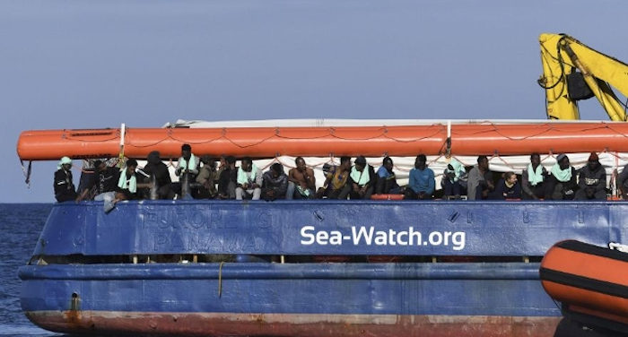 Migranti ancora a bordo della sea wacht
