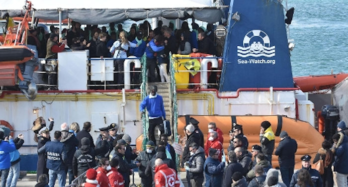 Migranti sbarcano dalla Sea wacht