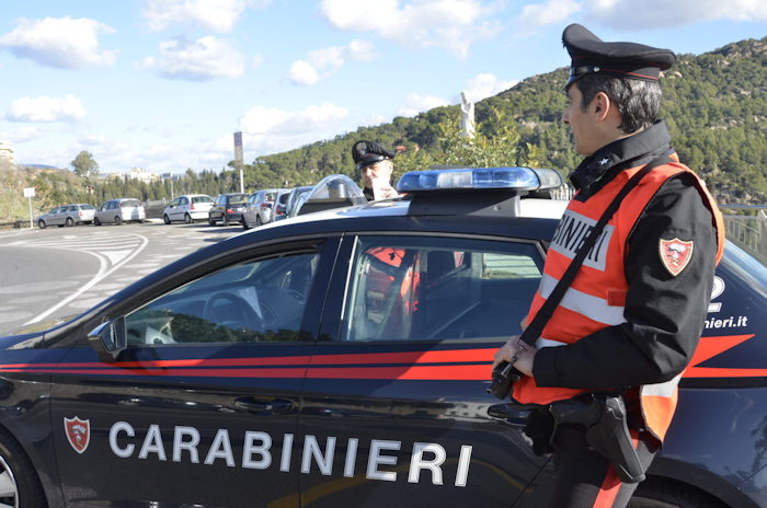 Pattuglia arma su strade
