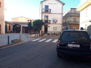 carabinieri davanti al municipio talana