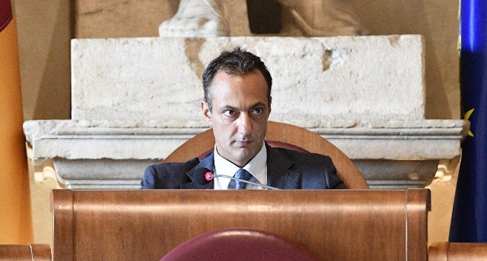 Arrestato per tangenti il presidente del consiglio di Roma del M5S.