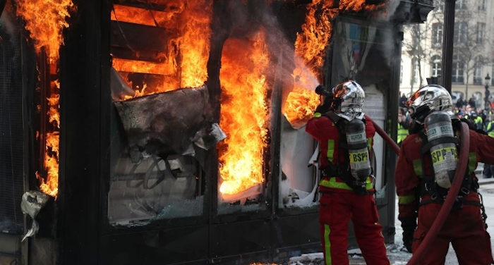 Centro parigi in fiamme per colpa di terroristi incappucciati