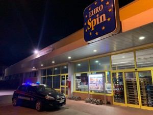auto carabinieri carbonia davanti a supermarket
