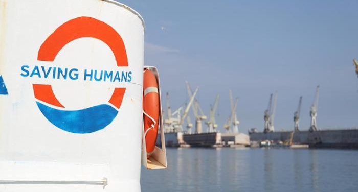 nave migranti entra in porto a Lampedusa