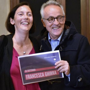 La candiddaata sindaca di Cagliari Francesca Ghirra con il suo primo elettore, il padre Giancarlo