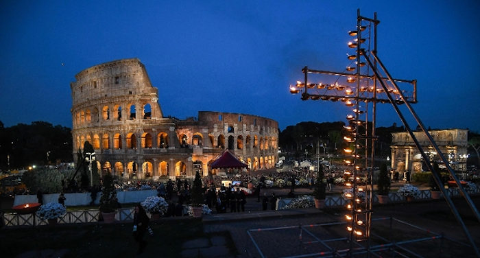 La via crucis di Roma evoca il calvario dei migranti