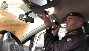 finanzieri alla ricerca di droga in un'auto