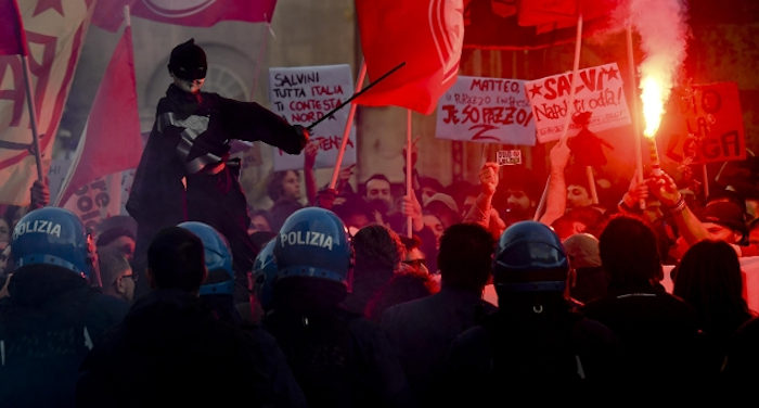 I terroni non di menticano_ a Napoli Salvini persona non gradita