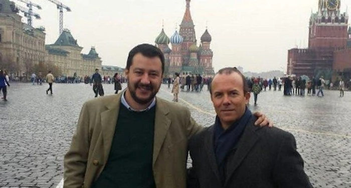 Foto di Salvini nella Piazza Rossa di Mosca con Savoini che secondo lui non conosce
