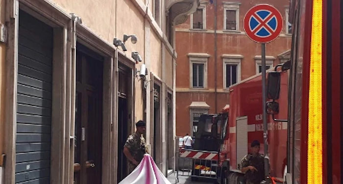 Probabilmente fascisti tentano di inguaiare il Segretario Pd inviandogli un pacco di eroina