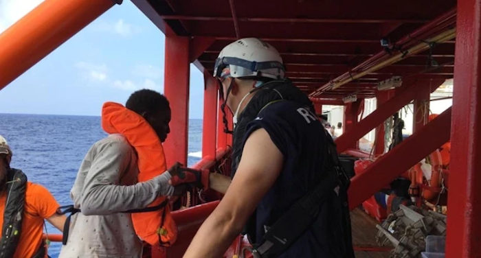 migranti_la open arms entro in porto e sbarcano tutti