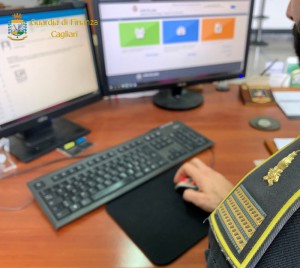 Gdf_finanziere in ufficio