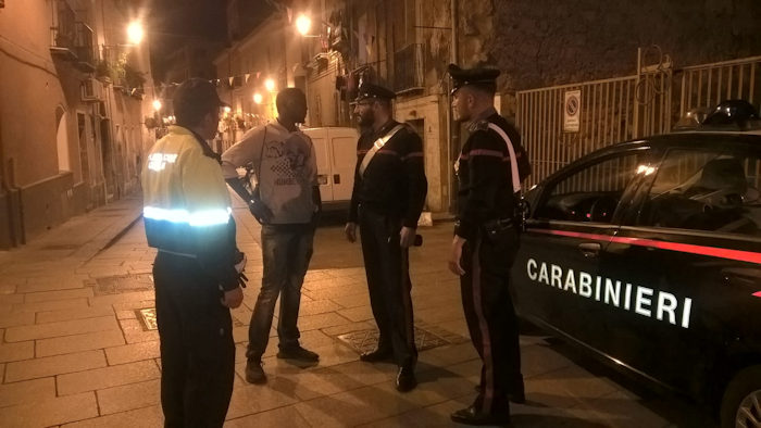 Controlli dei carabinieri e vigili urbani nel quartiere della Marina a Cagliari