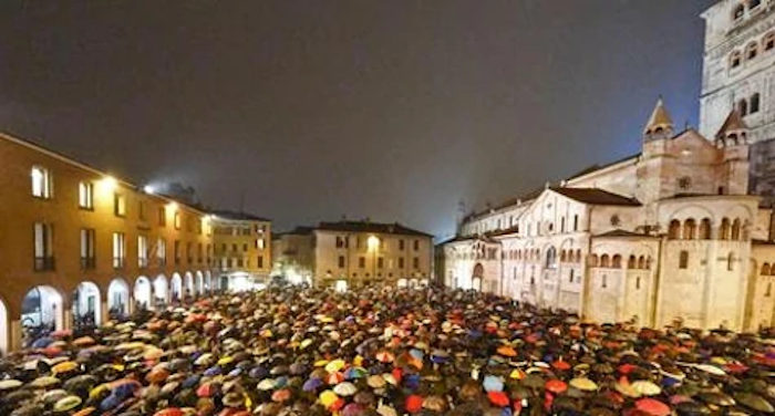 Anche a Modena una marea di Sardine guastano la festa a comunista padano