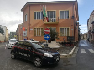Auto cc di stazione Decimomannu davanti a comune Decimoputzu