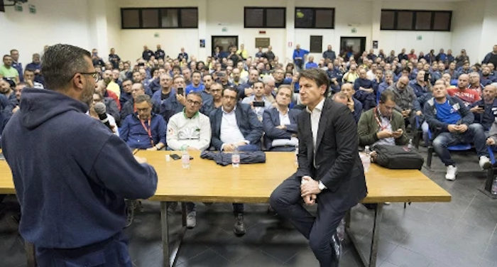 Conte esce dalle sacre stanze di Palazzo Chigi e si tuffa pericolosamente tra gli operaio di Taranto