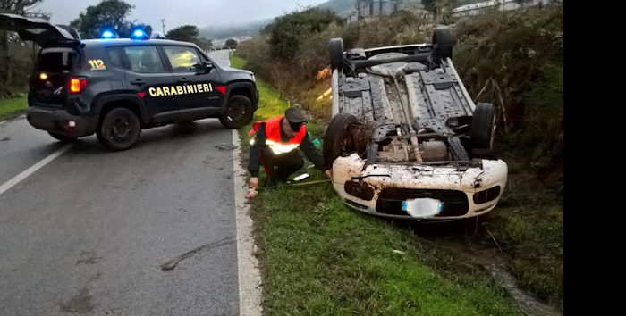 Ruba macchia e poi ha incidente_si cerca il ladro