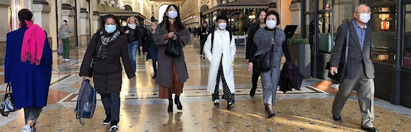 Coronavirus_cinesi a milano non hanno paura e visitano il centro