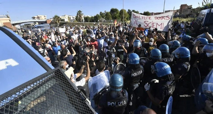 Salvini cacciato da Mondragone accusato dai cittadini di sciaccallaggio