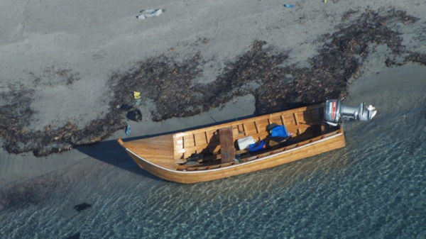 barchino-lasciato-da-clandestini-algerini-in-sardegna