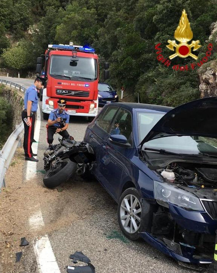 Incidente stradale_moto finisce contro auto. Grave il centauro