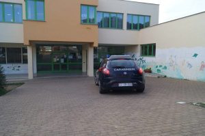carabinieri davanti a istituto di siniscola dopo furto