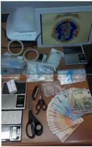 squadra-mobile-cagliari_droga-ed-altro-sequestrati