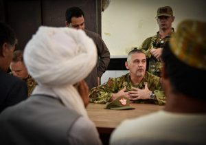 Comandante del TAAC W parla agli eleder del distretto di Gozara