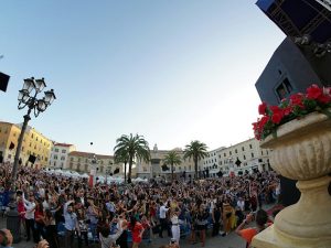 Laurea in piazza Uniss 2017_Lancio dei tocchi (1)