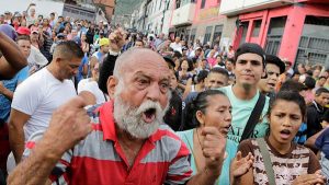 giovani anziani e ragazzi tutti contro il dittatore maduro